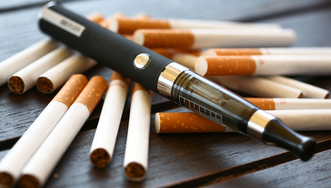 Els e-cigarrets tripliquen el risc que els i les adolescents es passin al tabac