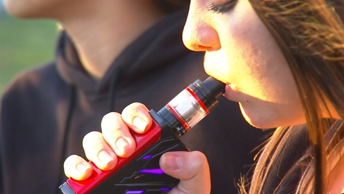 La moda de les cigarretes electròniques, nova porta al tabaquisme entre els joves